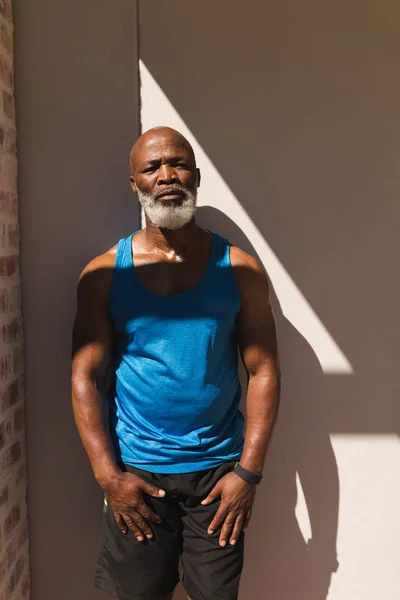 뒤뜰에 아프리카계 미국인 남자의 — 스톡 사진