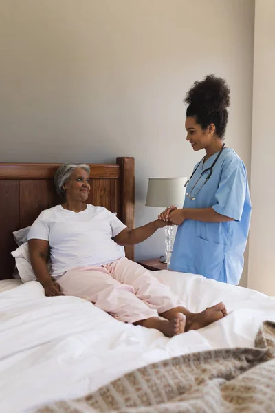 Vista Frontal Una Joven Médico Afroamericana Consolando Una Mujer Afroamericana — Foto de Stock