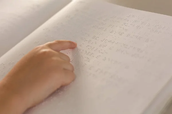 Close Uma Mão Menino Cego Lendo Livro Braille Sala Aula — Fotografia de Stock