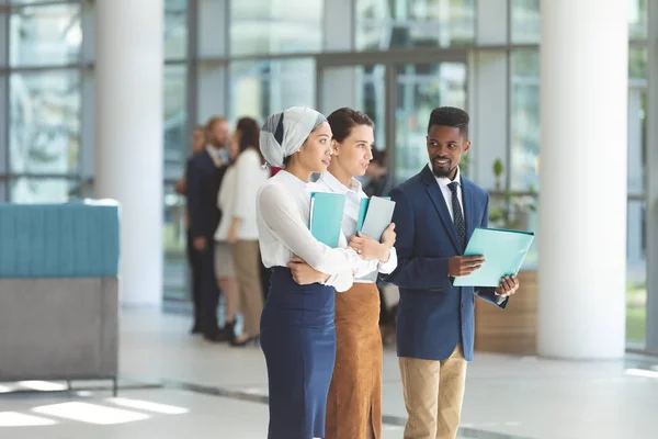 Seitenansicht Junger Führungskräfte Die Mit Akten Lobbybüro Stehen Und Hintergrund — Stockfoto