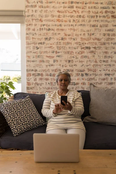 Vista Frontal Uma Mulher Idosa Afro Americana Ativa Usando Telefone — Fotografia de Stock