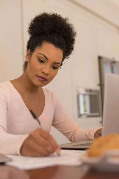 Afro Amerikai Gyönyörű Egy Űrlap Kitöltésével Rövid Idő Használ Laptop — Stock Fotó