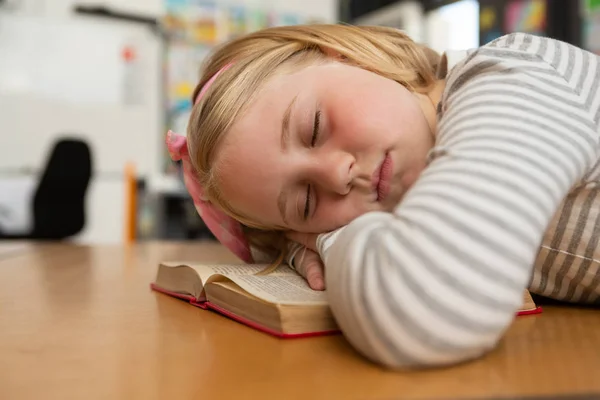 Vista Lateral Una Colegiala Caucásica Durmiendo Libro Escritorio Aula Escuela —  Fotos de Stock