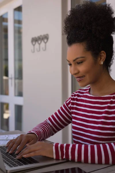 Vista Lateral Una Hermosa Mujer Afroamericana Usando Computadora Portátil Casa — Foto de Stock