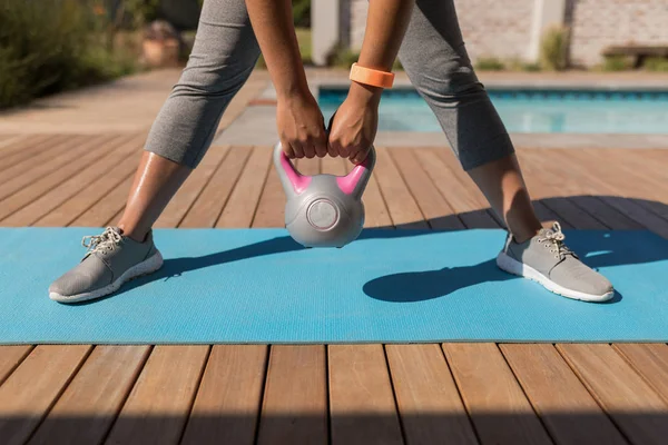 Mały Przekrój Kobiety Ćwiczenia Kettlebell Przy Basenie Ogrodzie Domu Słoneczny — Zdjęcie stockowe