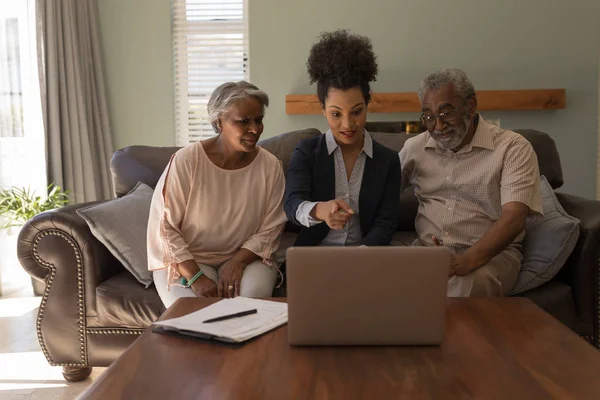 Vista Frontal Uma Agente Imobiliária Afro Americana Casal Idosos Discutindo — Fotografia de Stock