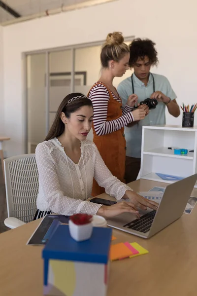 Tampilan Samping Dari Eksekutif Perempuan Kaukasia Cantik Menggunakan Laptop Sementara — Stok Foto