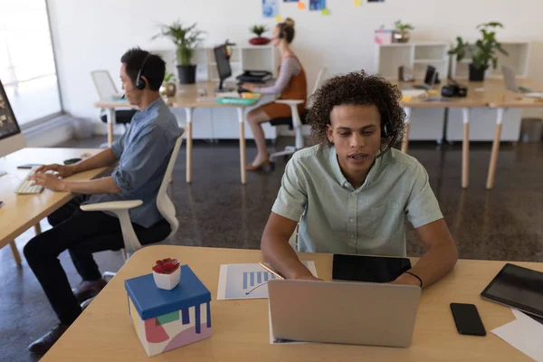 Vista Frontale Razza Mista Dirigente Maschile Utilizzando Computer Portatile Mentre — Foto Stock