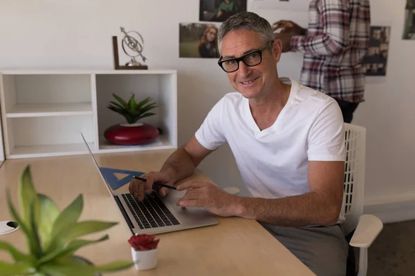 Vooraanzicht Van Middelbare Leeftijd Kaukasische Mannelijke Uitvoerend Met Laptop Moderne — Stockfoto