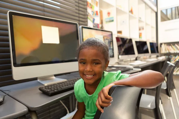 Framsida Glad African American Skolflicka Som Satt Biblioteket Skolan — Stockfoto