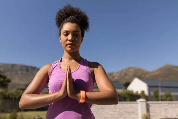 Vista Frontal Una Joven Afroamericana Realizando Yoga Patio Trasero Casa — Foto de Stock