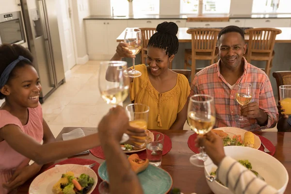 Vista Alto Ângulo Uma Família Afro Americana Várias Gerações Brindando — Fotografia de Stock