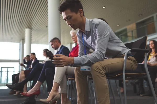 Visão Baixo Ângulo Jovem Empresário Asiático Usando Telefone Celular Durante — Fotografia de Stock