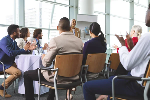 近代的なオフィスビルのビジネス セミナーで拍手ビジネス人々 の混血グループの側面図 — ストック写真