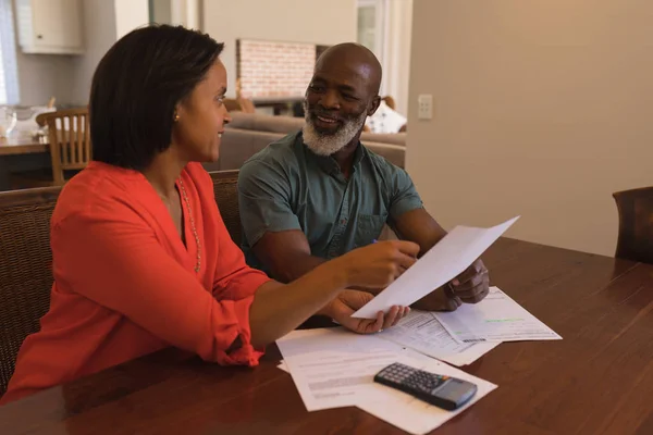 Zijaanzicht Van Een Actieve Senior Paar Bespreken Facturen Huiskamer — Stockfoto