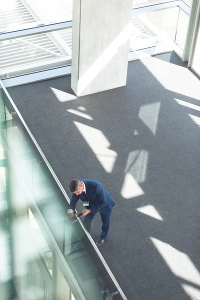 Hoge Hoekmening Van Middelbare Leeftijd Zakenman Met Koffiekopje Gebruik Mobiele — Stockfoto