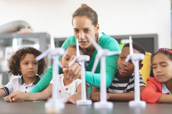 Front View Teacher Explaining Windmill School Kids School Classroom — Φωτογραφία Αρχείου