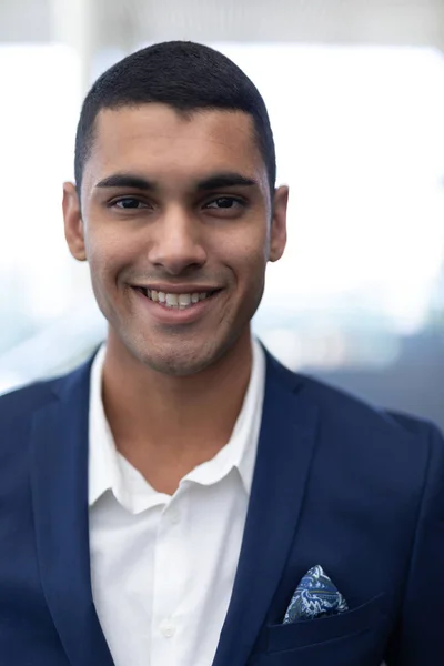 Retrato Jovem Empresário Raça Mista Feliz Que Está Escritório Moderno — Fotografia de Stock