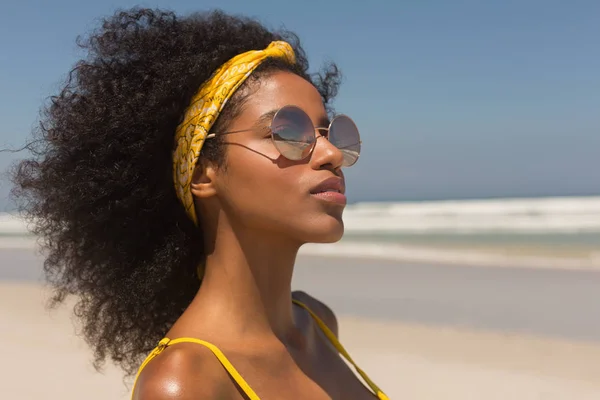 Vista Lateral Jovem Mulher Afro Americana Bonita Biquíni Amarelo Óculos — Fotografia de Stock