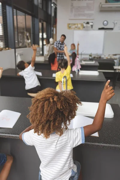 Rear View Van School Kids Raising Hand Klaslokaal School Met — Stockfoto