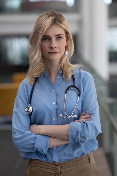 Retrato Hermosa Joven Rubia Caucásica Médico Con Los Brazos Cruzados — Foto de Stock