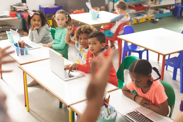 Vooraanzicht Van Rij Van Schoolkinderen Luisteren Hun Leraar Een Van — Stockfoto