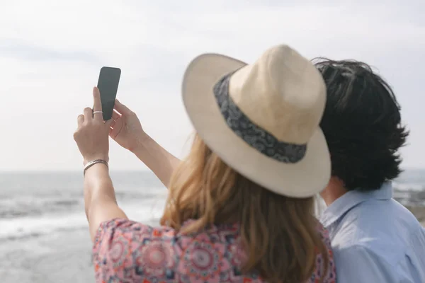 Vista Trasera Joven Pareja Caucásica Tomando Selfie Con Teléfono Móvil —  Fotos de Stock