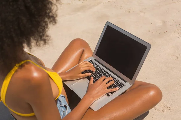 Genç Afro Amerikan Kadın Sarı Bikini Plaj Güneş Altında Oturan — Stok fotoğraf