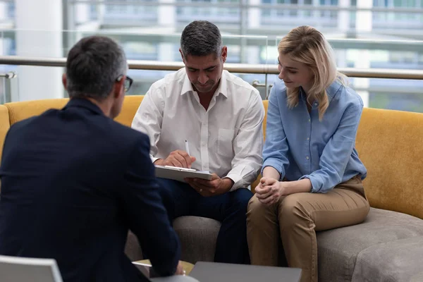 Vooraanzicht Van Zakenman Het Ondertekenen Van Documenten Zittend Sofa Modern — Stockfoto