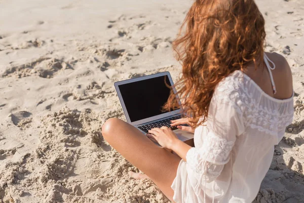 Hoge Hoekmening Van Jonge Kaukasische Vrouw Met Laptop Zittend Het — Stockfoto