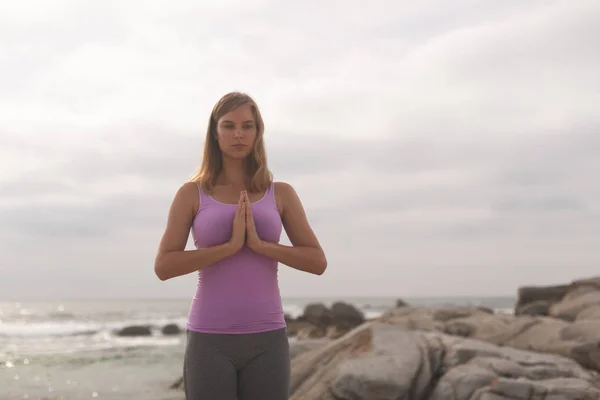 Front View Caucasian Blonde Woman Perform Yoga Beach Sunny Day — Stock Photo, Image