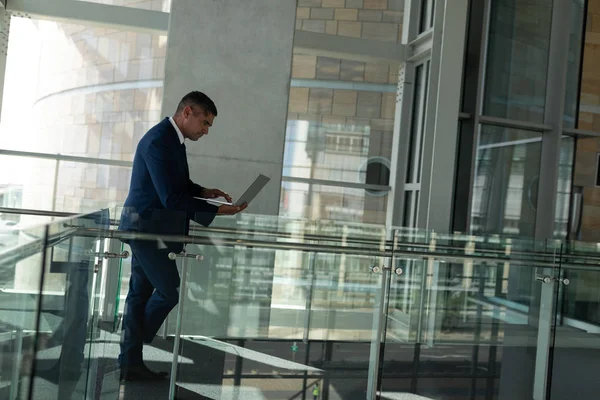 Zijaanzicht Van Een Knappe Zakenman Bezig Met Zijn Laptop Het — Stockfoto