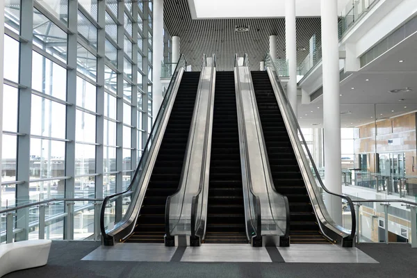 Přední Pohled Tři Moderní Eskalátory Kanceláři Lobby Proti Uvnitř Budov — Stock fotografie