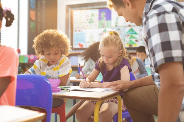 Zijaanzicht Van Een Leraar Interactie Met School Meisje Zittend Klas — Stockfoto