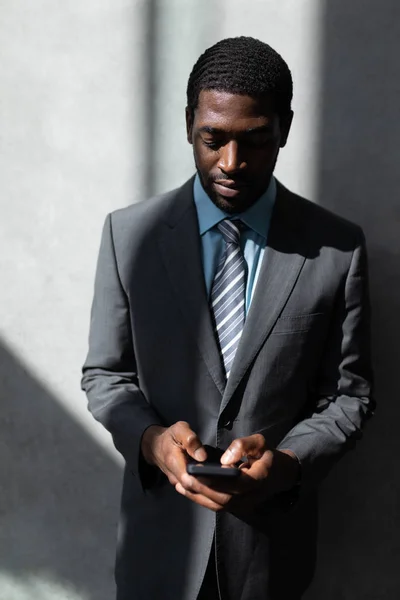 Vista Frontal Jovem Empresário Afro Americano Usando Telefone Celular Escritório — Fotografia de Stock