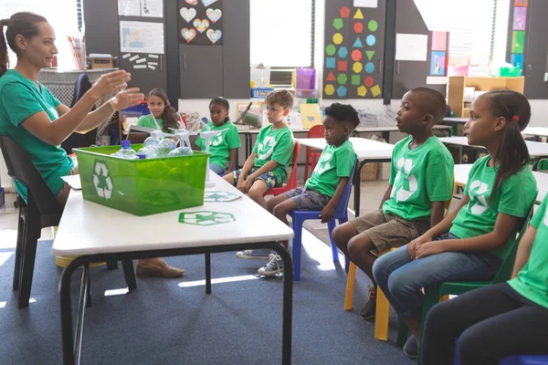 Zijaanzicht Van Leraar Interactie Met Schoolkinderen Groene Energie Recyclen Bij — Stockfoto