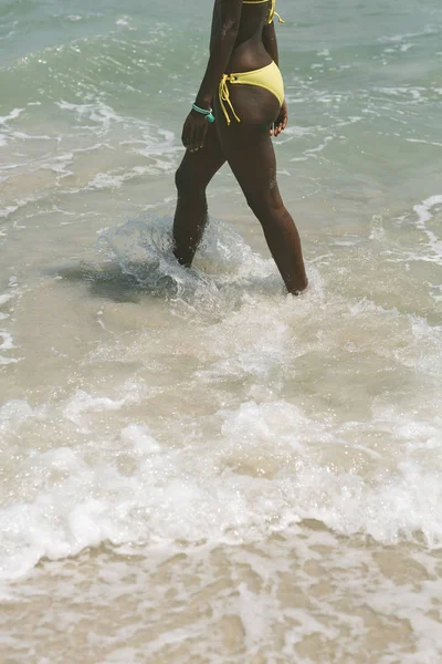 Baixa Seção Mulher Andando Praia Dia Ensolarado — Fotografia de Stock