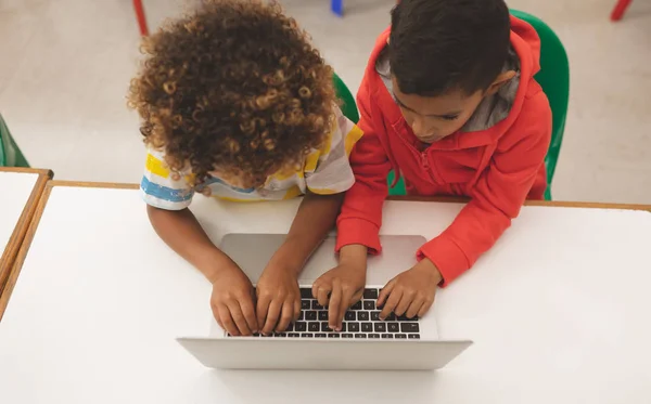 Vista Alto Ángulo Dos Chicos Escuela Mixta Grabando Teclado Computadora — Foto de Stock