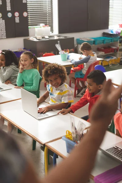 Overhead Uitzicht Een Rij Van Schoolkinderen Glimlachen Terwijl Luisteren Hun — Stockfoto