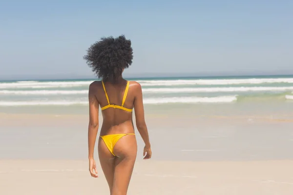 Vista Trasera Bonita Joven Afroamericana Bikini Amarillo Caminando Hacia Mar — Foto de Stock