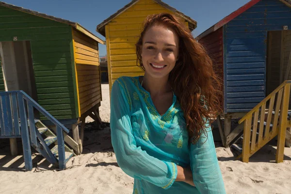 Porträtt Lycklig Underbara Unga Kaukasiska Kvinna Tittar Kameran Stående Stranden — Stockfoto