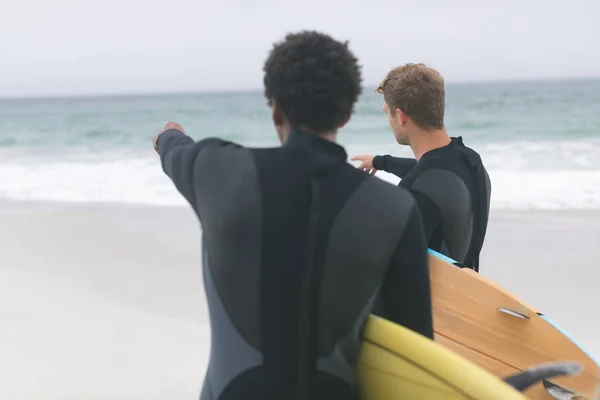 Rückansicht Von Jungen Multiethnischen Männlichen Freunden Die Strand Miteinander Interagieren — Stockfoto
