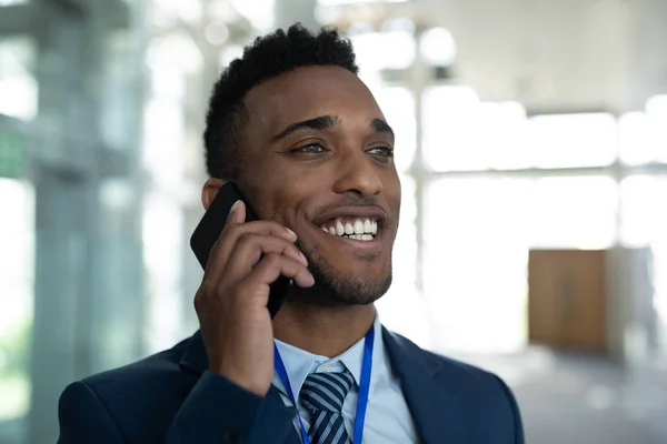 Vista Davanti Uomo Affari Razza Mista Felice Che Parla Telefonino — Foto Stock