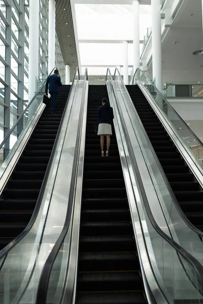 Visão Traseira Empresário Empresária Movendo Para Cima Escada Rolante Lobby — Fotografia de Stock