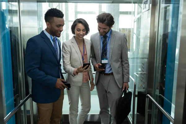 Vooraanzicht Van Jonge Multi Etnische Zakelijke Mensen Bespreken Mobiele Telefoon — Stockfoto