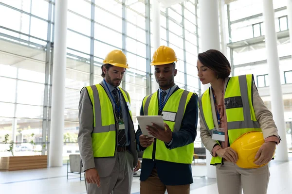 Frontansicht Junger Multiethnischer Unternehmensarchitekten Diskutiert Über Digitales Tablet Der Büro — Stockfoto