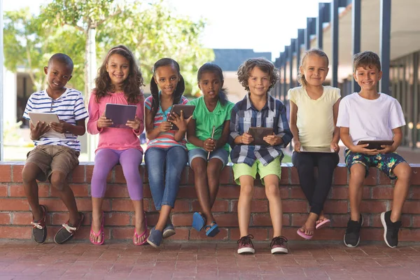 Retrato Estudantes Multi Étnicos Felizes Sentados Com Tablets Digitais Parede — Fotografia de Stock