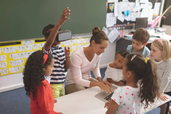 Vooraanzicht Van Een Scholier Met Behulp Van Virtual Reality Headset — Stockfoto