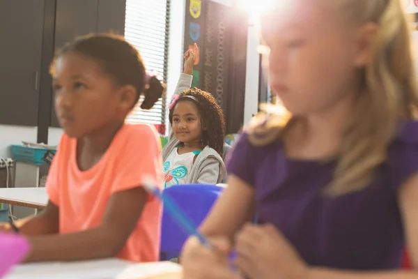 Skol Flickor Sitter Vid Skriv Bordet Skolan Och Lyssnar Sin — Stockfoto