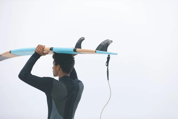 Vista Trasera Joven Surfista Raza Mixta Llevando Tabla Surf Cabeza — Foto de Stock